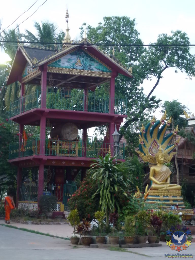 Действующий монастырь. - Лаос, январь 2012