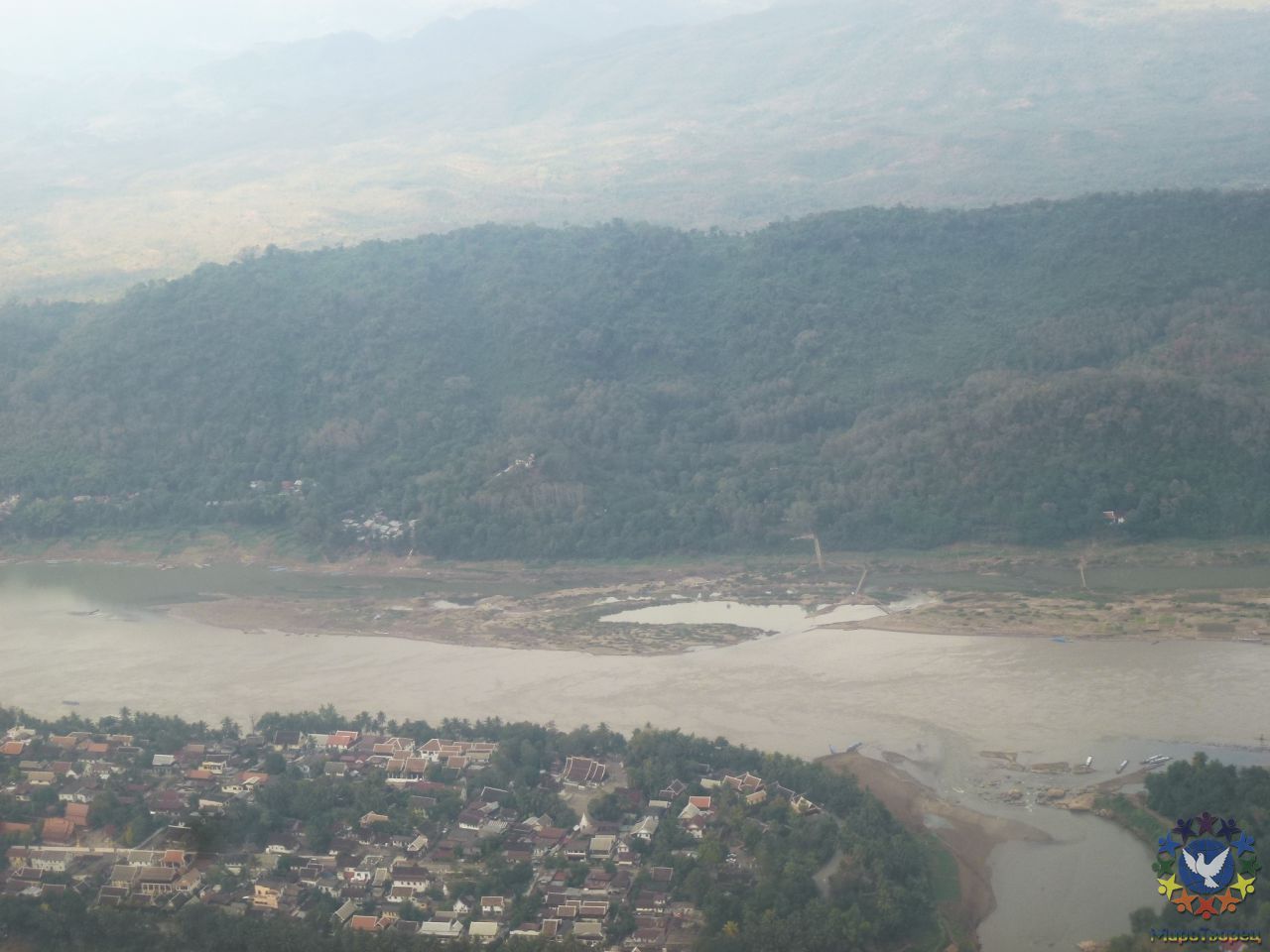 Вид из самолете на Луангпхабанг. Эти пейзажи заворожили нас, и мы решили, что обязательно когда-нибудь сюда вернемся. - Лаос, январь 2012