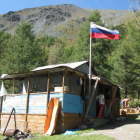 Наш лагерь располагался рядом с МЧС - Алтай: Озеро Большое Яровое, гора Белуха