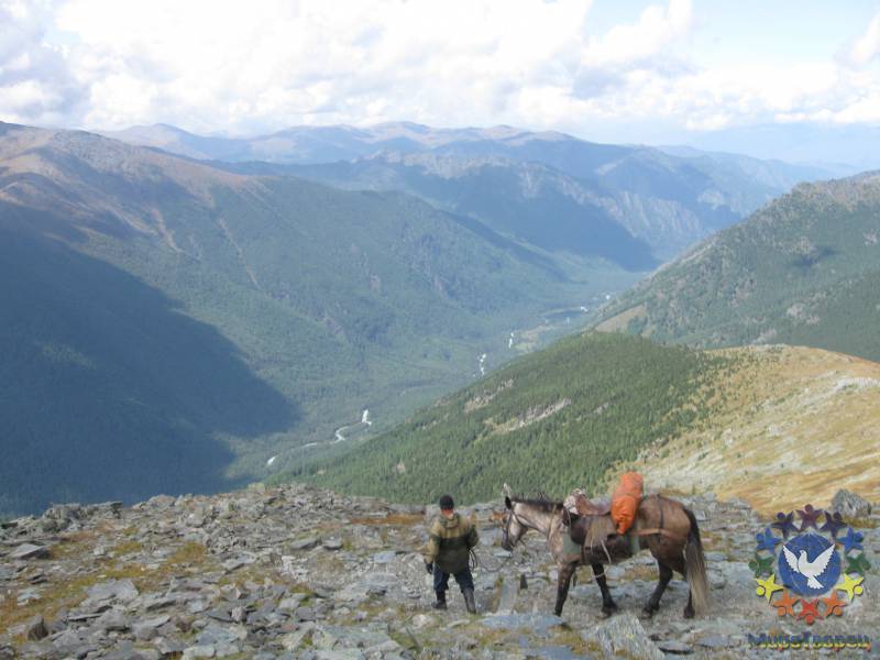 Сложный участок дороги, каждый идет рядом со своим конем - Алтай: Озеро Большое Яровое, гора Белуха