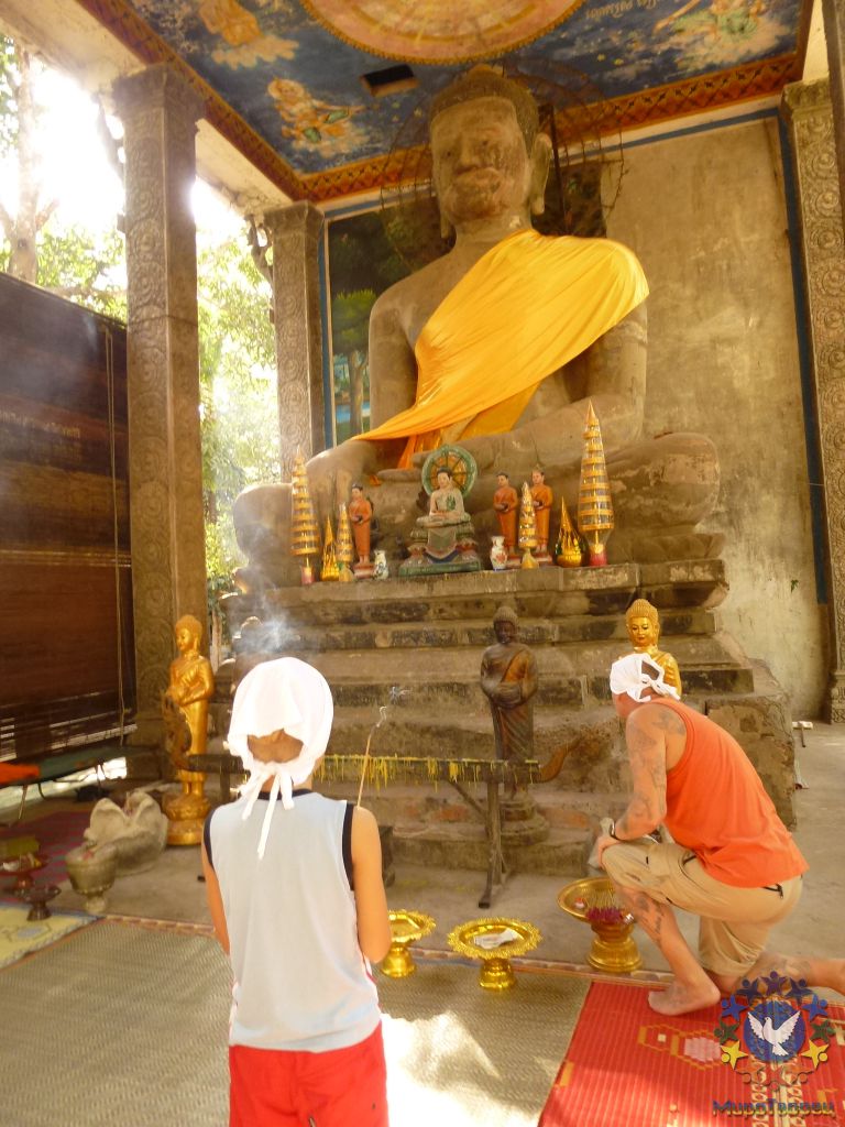 Буддийский Храм внутри комплекса. - Камбоджа, январь 2012г.