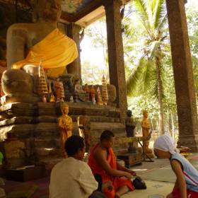 Принято получить благословение монаха, если приходишь сюда с какой-то целью. - Камбоджа, январь 2012г.