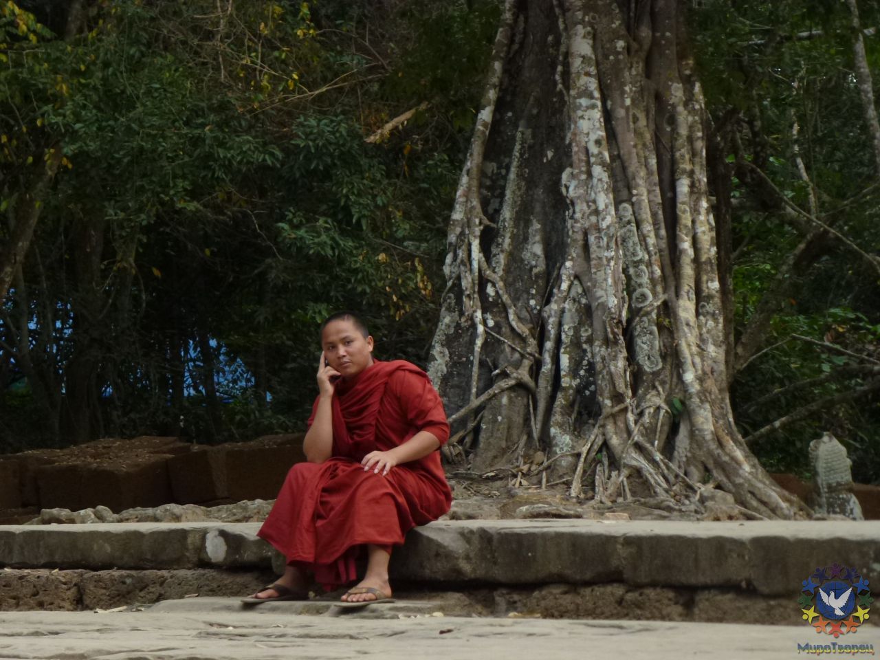 На территории Ангкора находится действующий буддийский монастырь, поэтому в в индусском святилище нередко можно встретить монахов. - Камбоджа, январь 2012г.