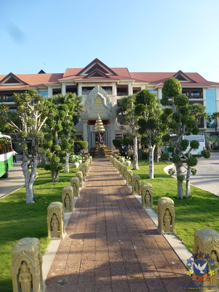 Отели похожи здесь на дворцы. - Камбоджа, январь 2012г.