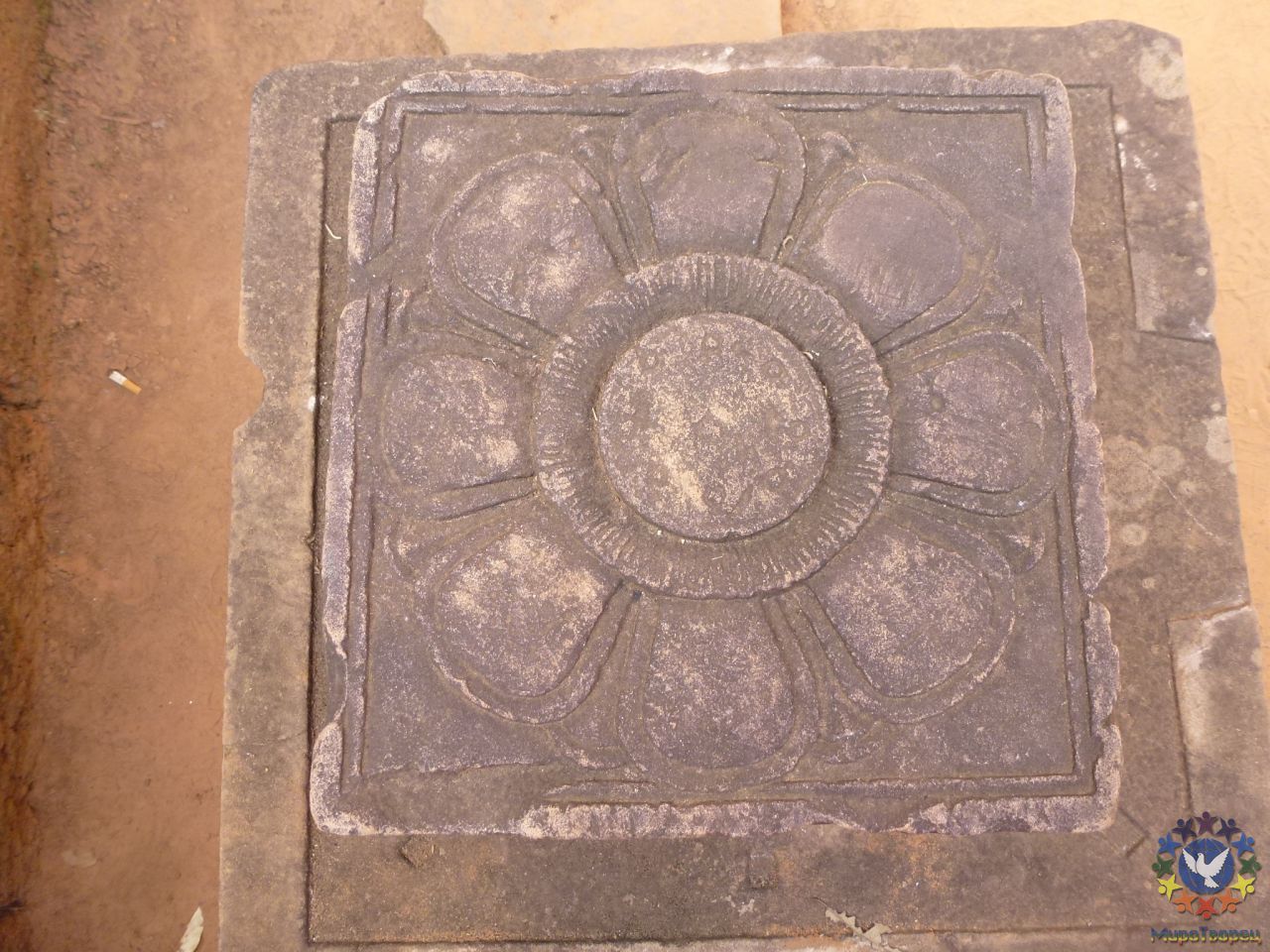 Символика Цветка здесь повсюду. - Камбоджа, январь 2012г.