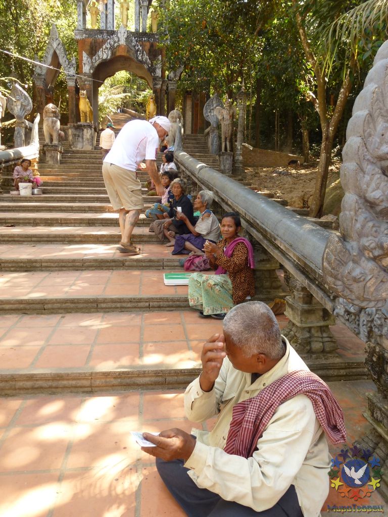 По пути к храму принято подать милостыню каждому просящему, волей не волей получается поклон на каждой ступени; - Камбоджа, январь 2012г.