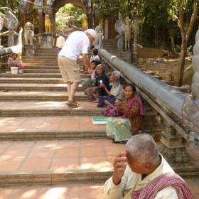 По пути к храму принято подать милостыню каждому просящему, волей не волей получается поклон на каждой ступени; - Камбоджа, январь 2012г.