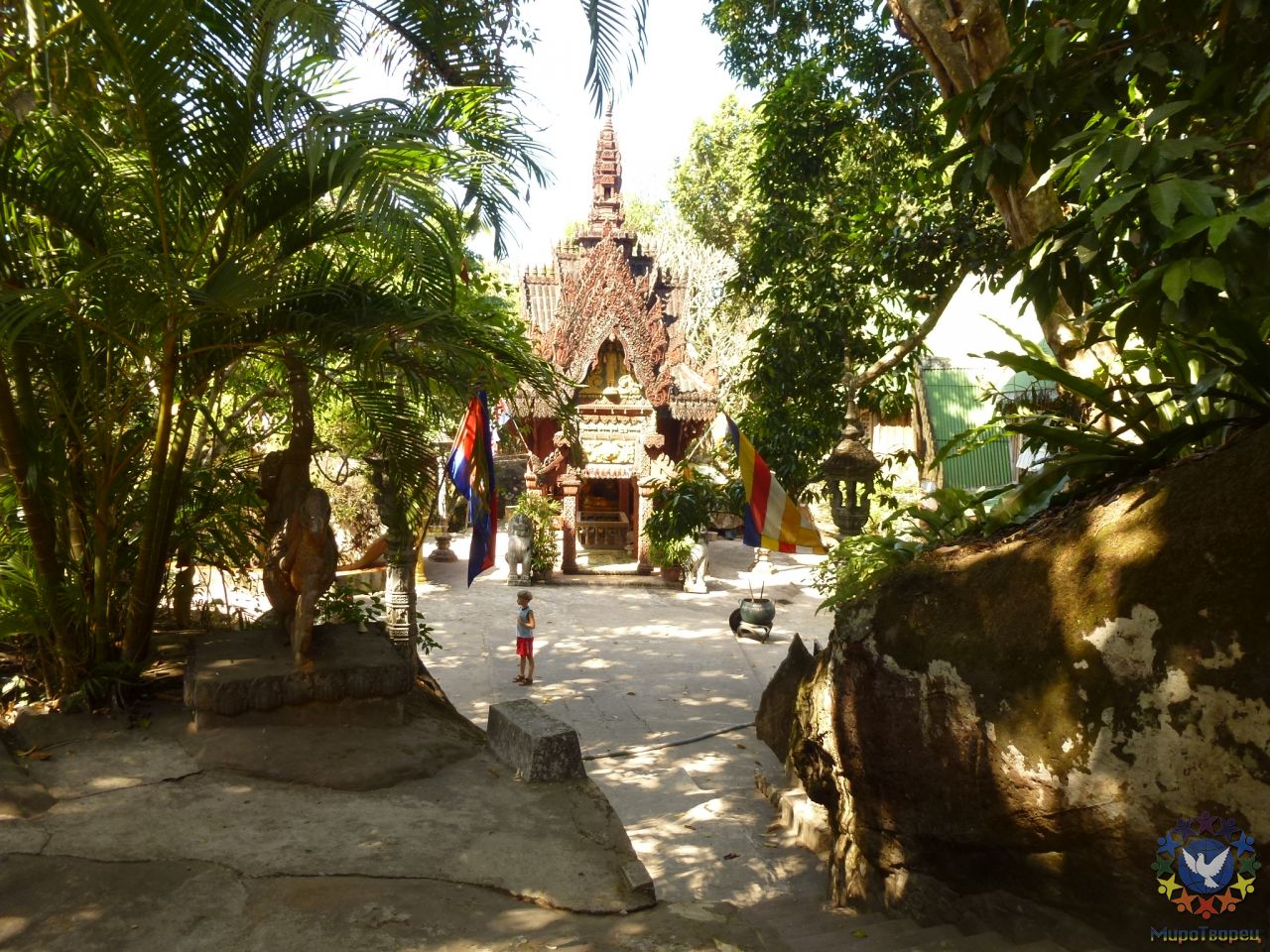 Храм на территории монастыря. - Камбоджа, январь 2012г.