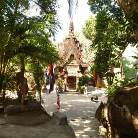 Храм на территории монастыря. - Камбоджа, январь 2012г.
