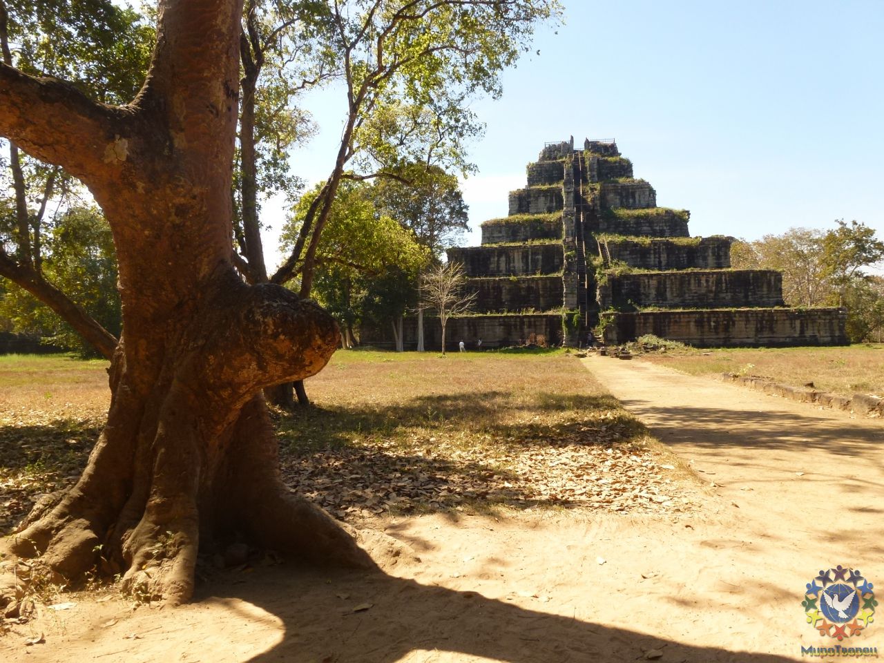 Пирамида высотой 32 м и стороной основания 55 м. Лестница, ведущая вверх частично разрушена. Подъем запрещен. - Камбоджа, январь 2012г.