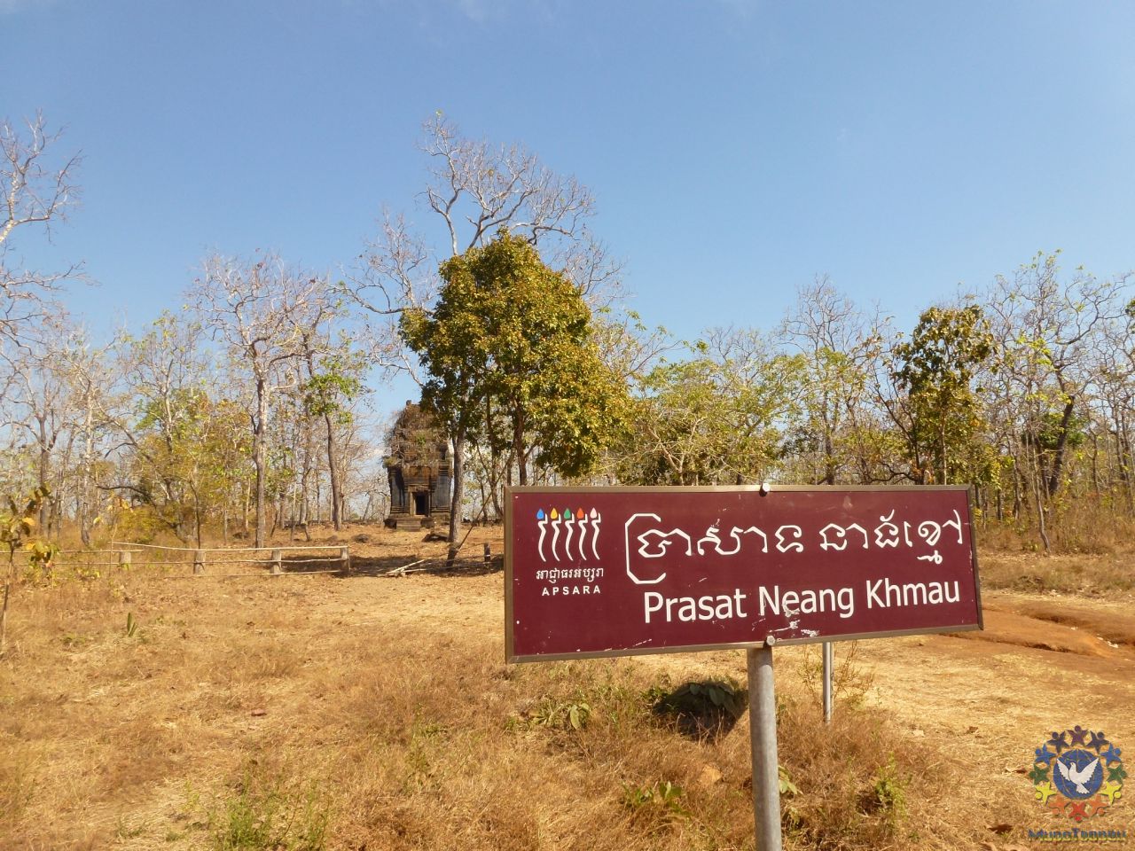 По пути встречается множество храмов - все они часть древнего храмового комплекса Кох Кер, - Камбоджа, январь 2012г.