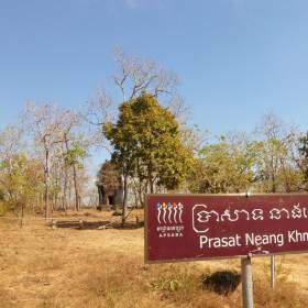По пути встречается множество храмов - все они часть древнего храмового комплекса Кох Кер, - Камбоджа, январь 2012г.