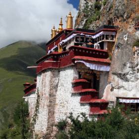 Пещерные храм  «Драг Йерпа », в которых медитровали такие мастера как Миларепа и др. - Тибет 2012, ГАРЧ