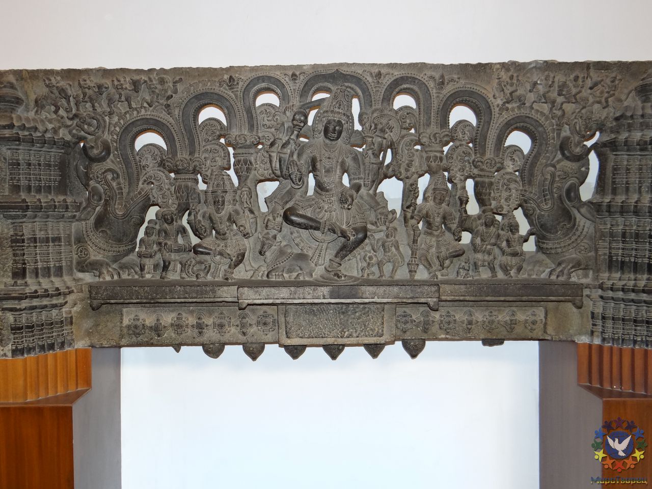 Скульптура бога Шивы, танцующего танец разрушения Натарадж. - Индия 2012. Часть1. Дели.
