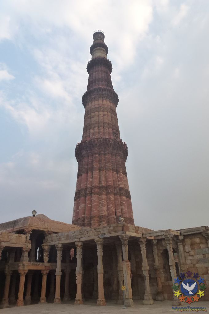 Кутб-Минар или Кутуб-Минар — кирпичный минарет в Дели, самый высокий в мире (72,5 метра). С этим названием ассоциируется также комплекс исторических памятников разных эпох, расположенных вокруг.По внешнему виду минарета можно проследить развитие архитектурного стиля. Помимо обычной цели созывать людей к молитве в мечети Кувват-ул-Ислам, минарет использовался как башня победы, чтобы показать мощь ислама, а также как башня для обзора окрестностей с целью охраны города. - Индия 2012. Часть1. Дели.