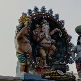 Входящих в Храм встречает скульптура Ганеша.Ганеша считается богом мудрости и устранителем препятствий, является покровителем и мощным символом удачи.Его изображение, в виде толстого ребенка с головой слона и одним сломанным клыком, имеется в каждом индуистском храме. У него четыре руки (иногда шесть, восемь, и, может быть, даже шестнадцать), изредка — три глаза. Живот опоясан змеей. Ганеша держит в двух верхних руках цветок лотоса и трезубец. - Индия 2012. Часть 3. Ченнай, Махабалипурам.