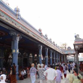 Кору вокруг центрального строения Храма проходим вместе с местными верующими. - Индия 2012. Часть 3. Ченнай, Махабалипурам.