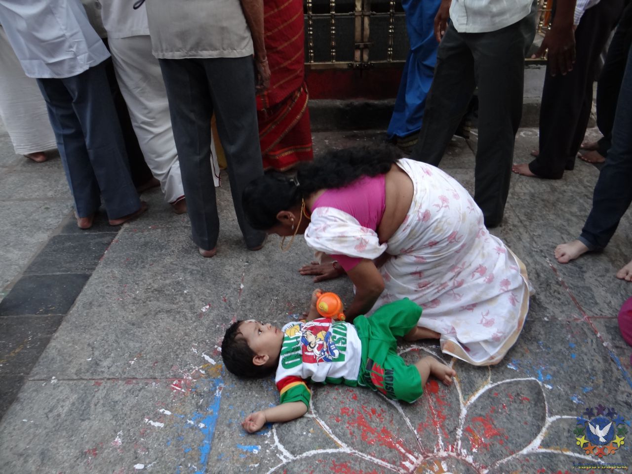 Верующие встают сами и кладут детей на этот цветок, расположенный напротив главного шивалингама. - Индия 2012. Часть 3. Ченнай, Махабалипурам.
