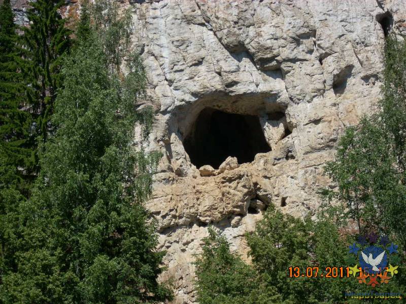 Уже в конце Дыроватого камня находится еще одна пещера - пещера Скалолазов. Попасть в нее действительно могут только альпинисты с помощью специального снаряжения. Вход в пещеру расположен на высоте примерно 20-25 метров над уровнем реки. - Путешествие  по  реке  Чусовая.  Лето 2011