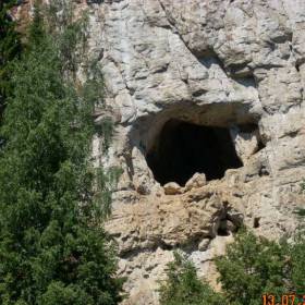 Уже в конце Дыроватого камня находится еще одна пещера - пещера Скалолазов. Попасть в нее действительно могут только альпинисты с помощью специального снаряжения. Вход в пещеру расположен на высоте примерно 20-25 метров над уровнем реки. - Путешествие  по  реке  Чусовая.  Лето 2011