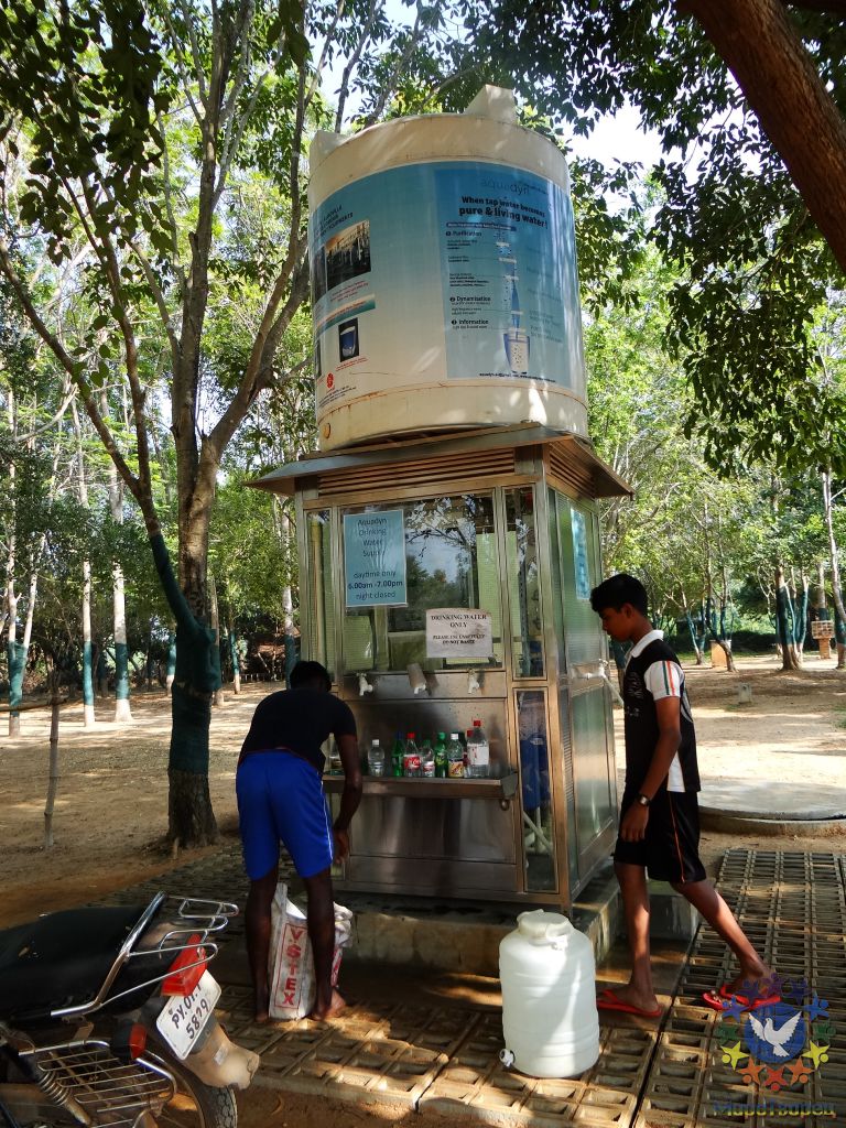 Воду свободно набирают люди из соседних селений - Индия 2012. Часть 5. Пондичери, Чидомбарам. Дарасурам. Танджор.