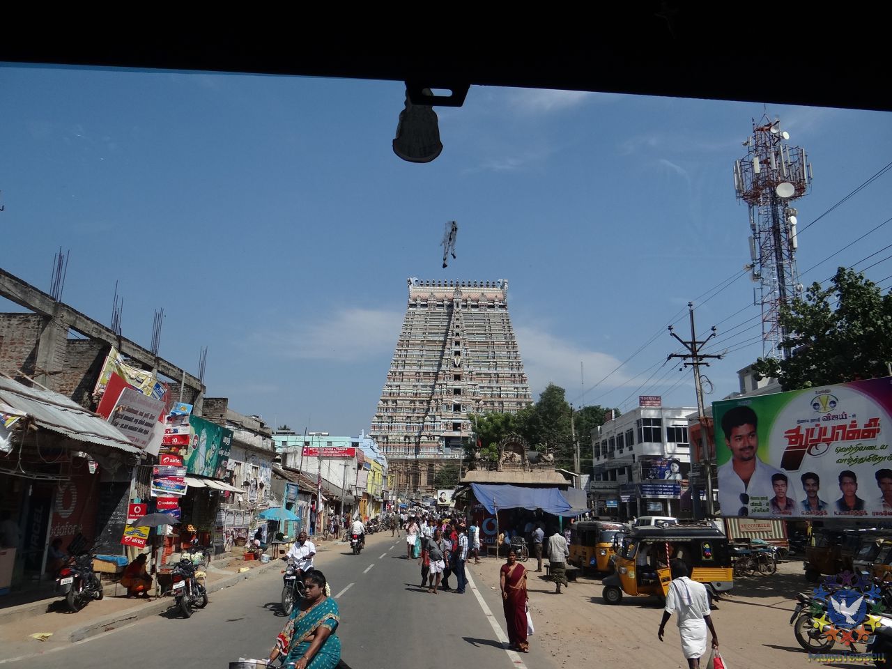 Шрирангам (или Шри Ранганатхисвами) находится в городе Тричи. Это самый большой!!! действующий храм в мире.  - Индия 2012. Часть 6. Тричи. Рамешварам.