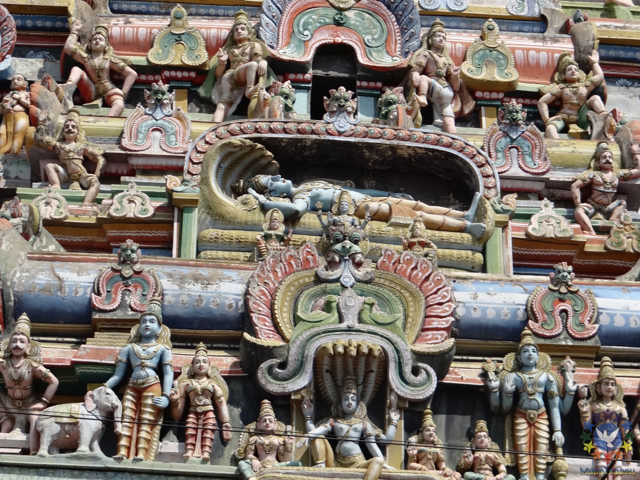 Храм построен в честь Вишну, одного из трех индуистских богов.  - Индия 2012. Часть 6. Тричи. Рамешварам.