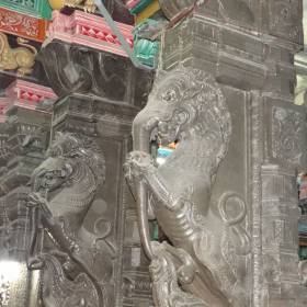 Интересные скульптуры на колоннах. - Индия 2012. Часть 6. Тричи. Рамешварам.
