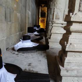 По периметру многочисленных залов расположены «одетые» в белые одежды лингамы. - Индия 2012. Часть 6. Тричи. Рамешварам.