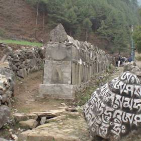Камни Мани.Молитвы на камнях вырезают монахи-это их служение богу.«Ом Мани Падме Хум!» - «Everest Base Camp»