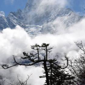 Буквально каждые пять минут горы,то затягивает облаками,то их снова раздувает... - «Everest Base Camp»