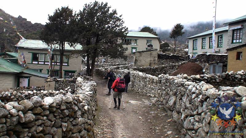 Улицы Кхумджунга,а каменные стенки-местный штакетник. - «Everest Base Camp»