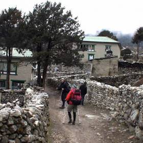 Улицы Кхумджунга,а каменные стенки-местный штакетник. - «Everest Base Camp»