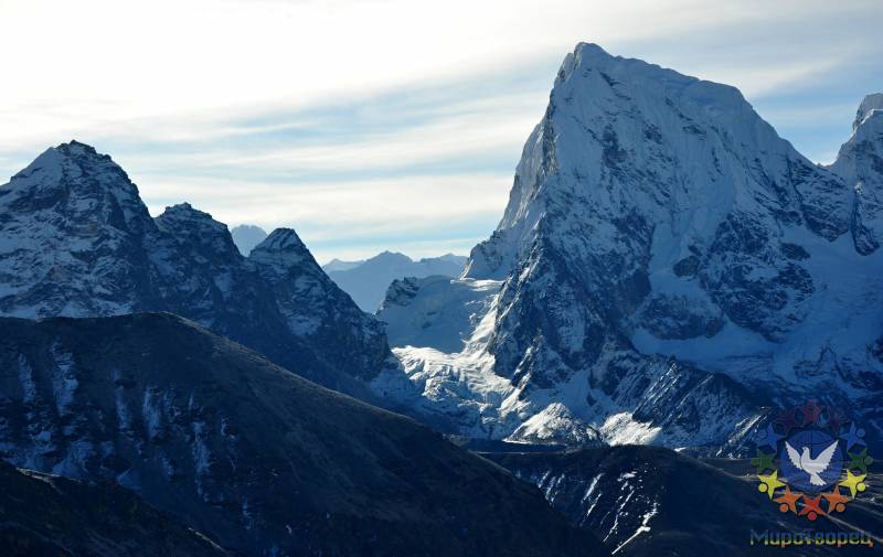 Вдали виден наш перевал...отсюда,с вершины Гокио Ри, он смотрится сурово. - «Everest Base Camp»