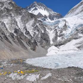 «Everest Base Camp»,старый базовый лагерь,из которого стартвала первая советская экспедиция,находился чуть ниже по леднику Кхумба. - «Everest Base Camp»