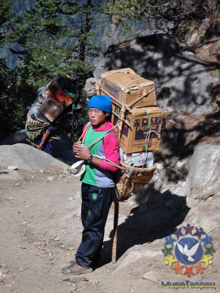 Детский труд,конечно запрещён,но мы встречали и 10-летних мальчишек и девочек,вместе с отцами идущих вверх. - «Everest Base Camp»
