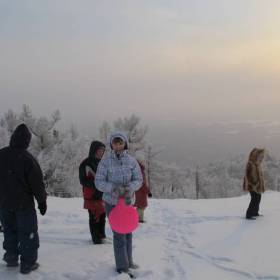 Тот кто раньше был зимой на Сугомаке, тот знает что спускаться с горы удобнее на ледянках - Весеннее Солнцестояние Азов - Сугомак.
