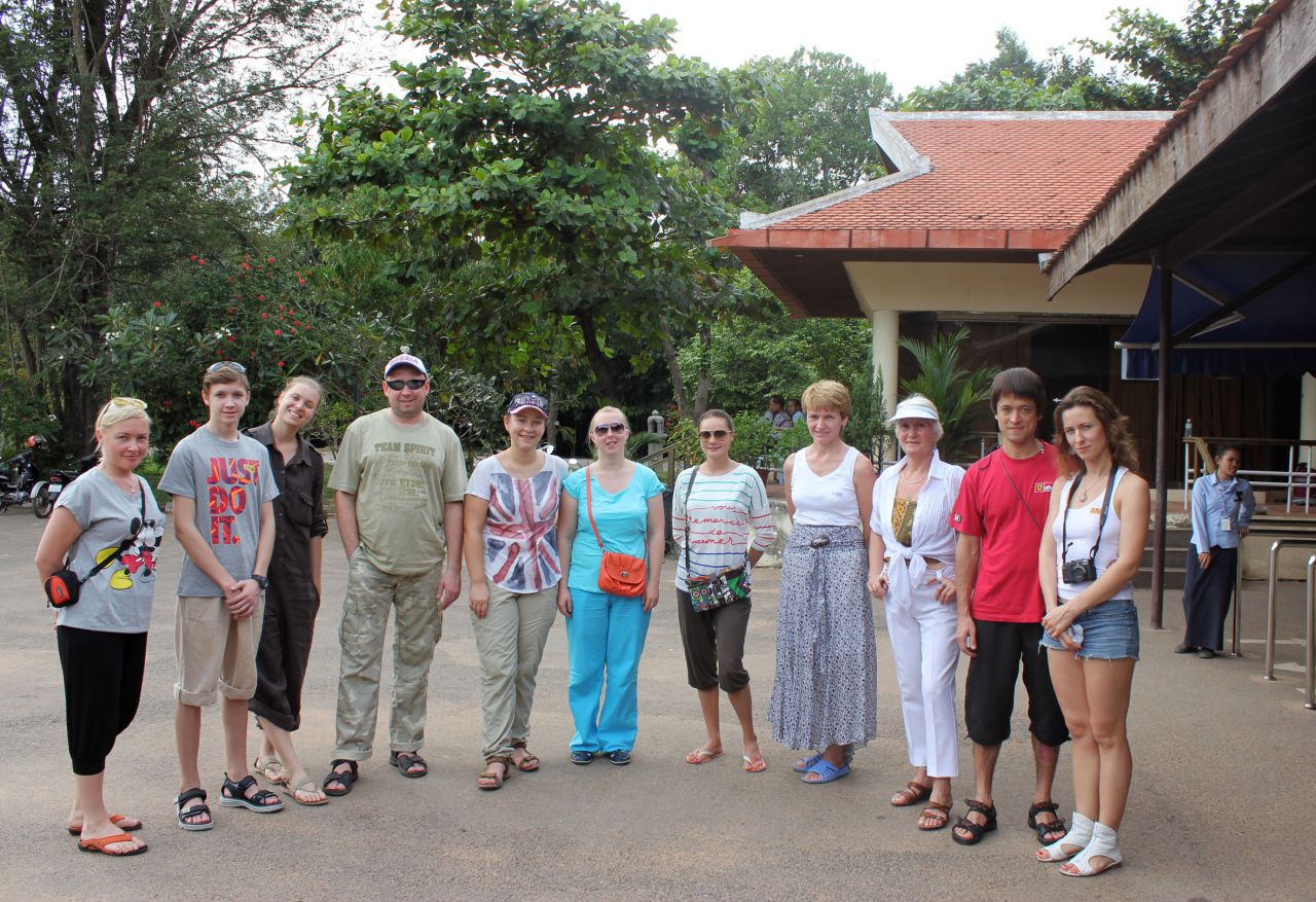 Первое общее фото перед входом в огромный комплекс АнкорВат, оформление пропуска на вход занимает несколько минут т.к. делается фото - Путешествие группы МироТворцев по Камбодже, декабрь 2012г.