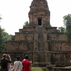 Первый храм - стоит в сторонке. но наш гид сказал что это очень важный храм, что именно с него надо начать экскурсию по Анкору - Путешествие  по Камбодже, декабрь 2012г.