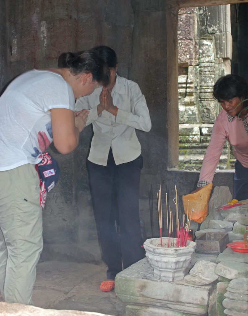 Повязали охранную тесемку с молитвой - Путешествие группы МироТворцев по Камбодже, декабрь 2012г.