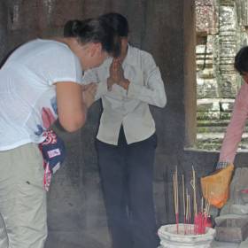 Повязали охранную тесемку с молитвой - Путешествие  по Камбодже, декабрь 2012г.