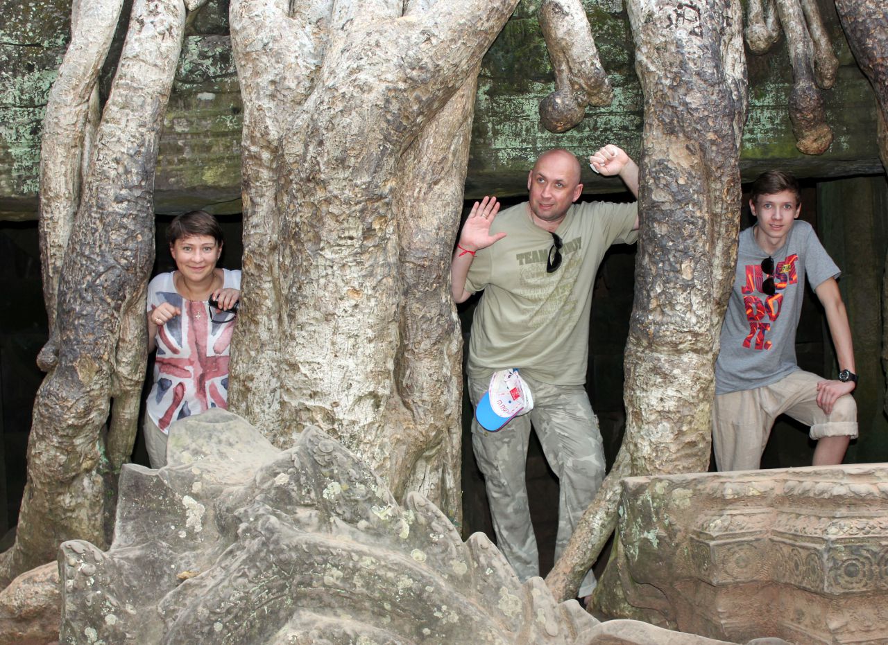 Шагающие  деревья, которые разрушают храм, сейчас решено их все убрать - поэтому данные фото могут стать уникальными - Путешествие группы МироТворцев по Камбодже, декабрь 2012г.