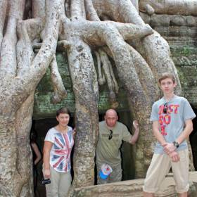 Стены проросшие корнями, Уникальные фото на фоне шагающих деревьев, в течении двух лет их все ликвидируют и расчистят - Путешествие  по Камбодже, декабрь 2012г.