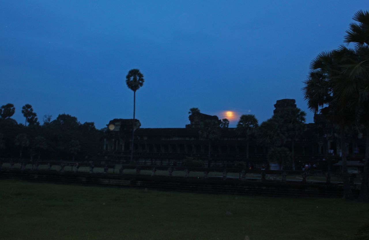 В Анкоре мы пробили совсем немного до захода солнца, нашли несколько энергетически сильных мест - вернемся сюда через несколько дней. В состав Ангкора входит несколько величественных храмовых комплексов, самый знаменитый из которых - «город-храм» Ангкор-Ват. Он был построен как храм и мавзолей короля Сурьявармана II в 1112-1152 годах. Это - крупнейшая культовая постройка мира. День был насыщенный, встретить ночь в Анкор Вате это завораживает - Путешествие группы МироТворцев по Камбодже, декабрь 2012г.