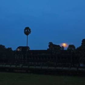 В Анкоре мы пробили совсем немного до захода солнца, нашли несколько энергетически сильных мест - вернемся сюда через несколько дней. В состав Ангкора входит несколько величественных храмовых комплексов, самый знаменитый из которых - «город-храм» Ангкор-Ват. Он был построен как храм и мавзолей короля Сурьявармана II в 1112-1152 годах. Это - крупнейшая культовая постройка мира. День был насыщенный, встретить ночь в Анкор Вате это завораживает - Путешествие  по Камбодже, декабрь 2012г.