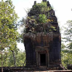 храм на пути -   Чёрный храм - Путешествие  по Камбодже, декабрь 2012г.