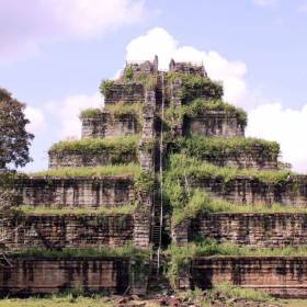 Пирамида КохКер. Затерянный в джунглях провинции Preah Vihear на севере страны, известный ранее как Chok Gargyar, что значит Island of Glory (Остров великолепия, величия), район Koh Ker имеет около 100 храмов. Большинство руин были обнаружены в джунглях и разминированы, но, тем не менее, в этом районе по-прежнему много мин, так что сходить с дорог опасно! Этот район намного древнее всем известного Ангкор ватта, так как Кох Кер это самая первая столица кхмерского государства древности, а уже позже ее перенесли в Ангкор - Путешествие  по Камбодже, декабрь 2012г.