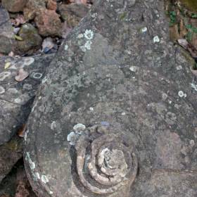 Камень в виде спираль около пирамиды кохкер - Путешествие  по Камбодже, декабрь 2012г.