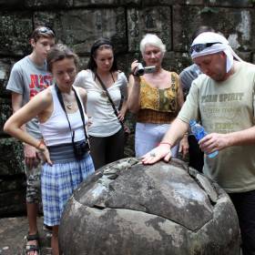 Соединившись с лингамом и местом - проводим ритуал который соответствует энергетике места и делаем это место еще более пробужденным - Путешествие  по Камбодже, декабрь 2012г.
