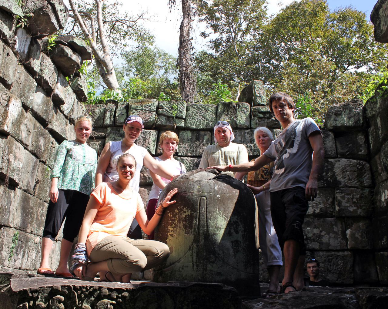 Соединившись с лингамом и местом - проводим ритуал который соответствует энергетике места и делаем это место еще более пробужденным./ Янская энергетика/ - Путешествие группы МироТворцев по Камбодже, декабрь 2012г.